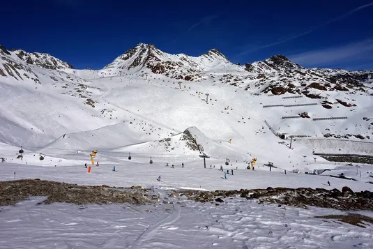 Spring_skiing